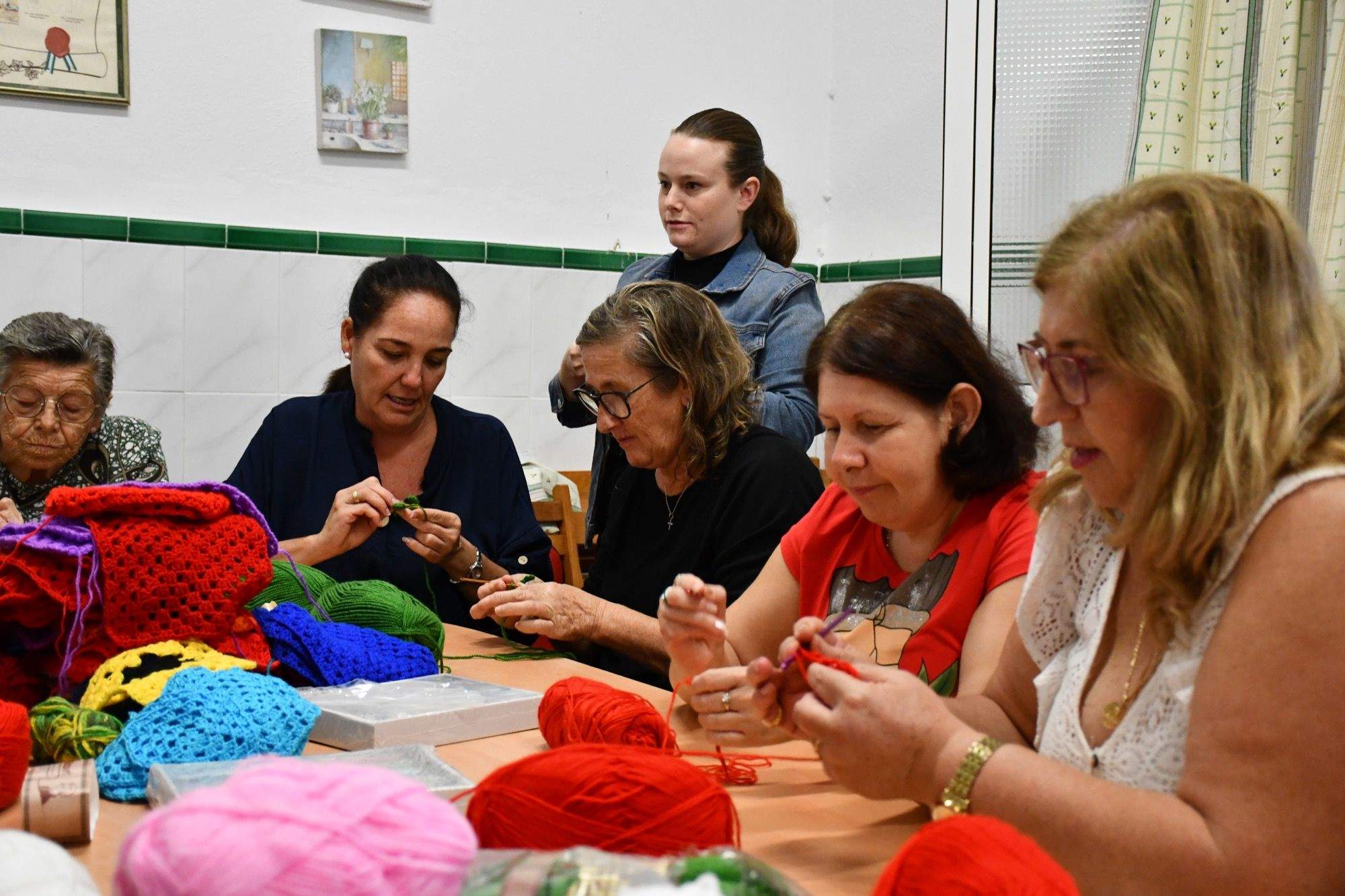 Una veintena de vecinas decorarán Puente Mayorga con adornos hechos de crochet