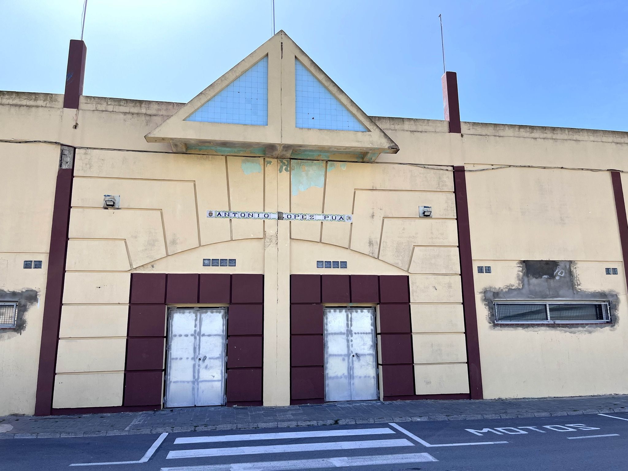 El campo de fútbol municipal 'Antonio López Púa'. Imagen del PSOE de Tarifa. Varios jóvenes sufren una posible intoxicación tras entrenar en el campo 'Antonio López Púa' de Tarifa