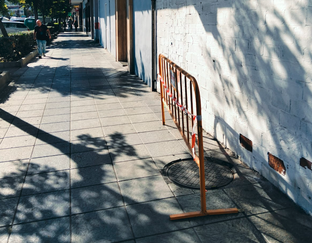 La arqueta señalizada. Imagen de P. T./8Directo. Herido un hombre de 65 años por una arqueta en la avenida Virgen del Carmen de Algeciras