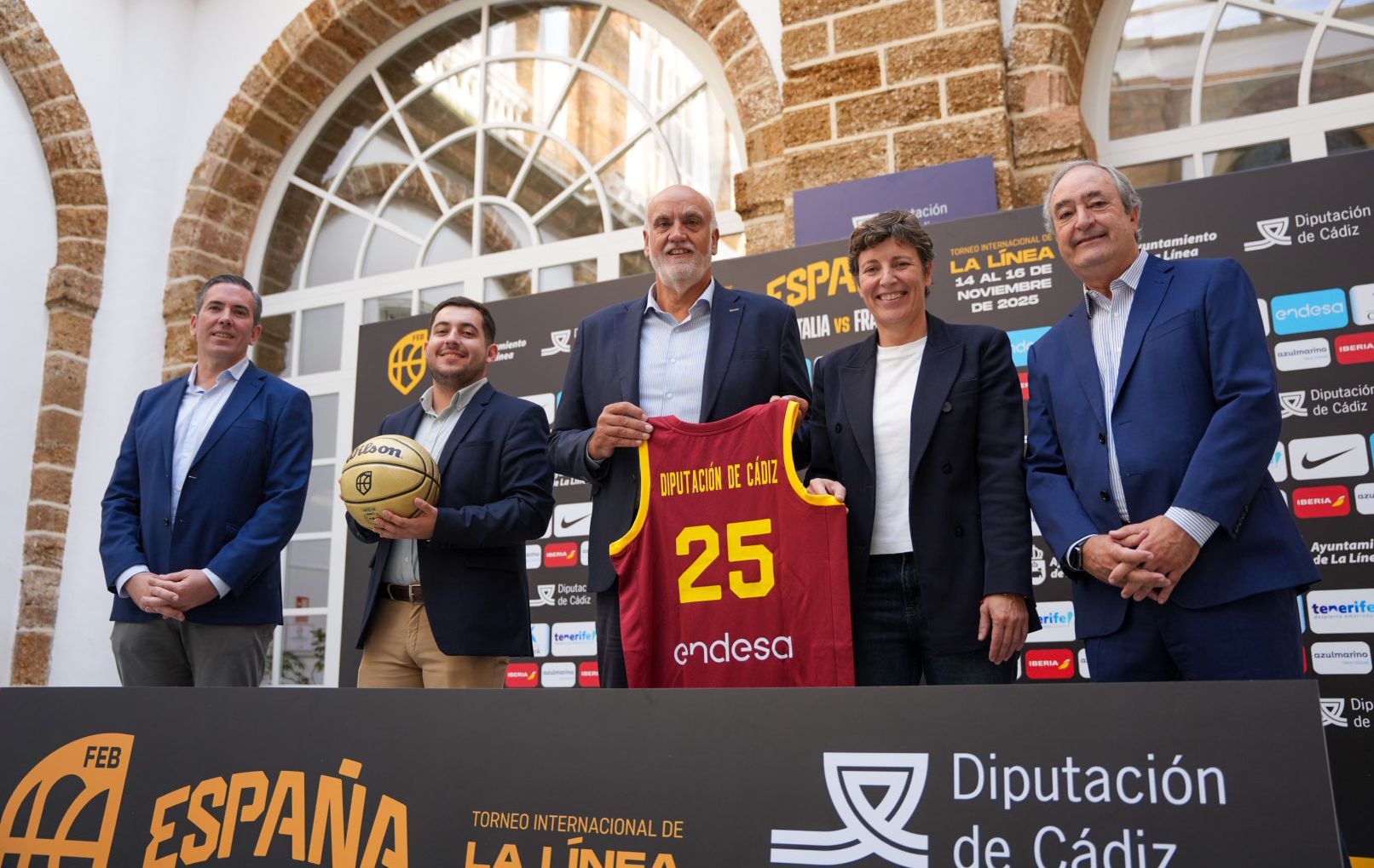Presentación del Campeonato internacional de Baloncesto. Titular: El mejor baloncesto femenino llega a La Línea. Foto: @reynafotografo.