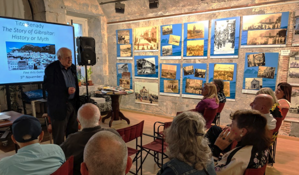 Lámina 10. Tito Benady impartiendo una conferencia sobre historia de Gibraltar. Imagen de A. Pitaluga
