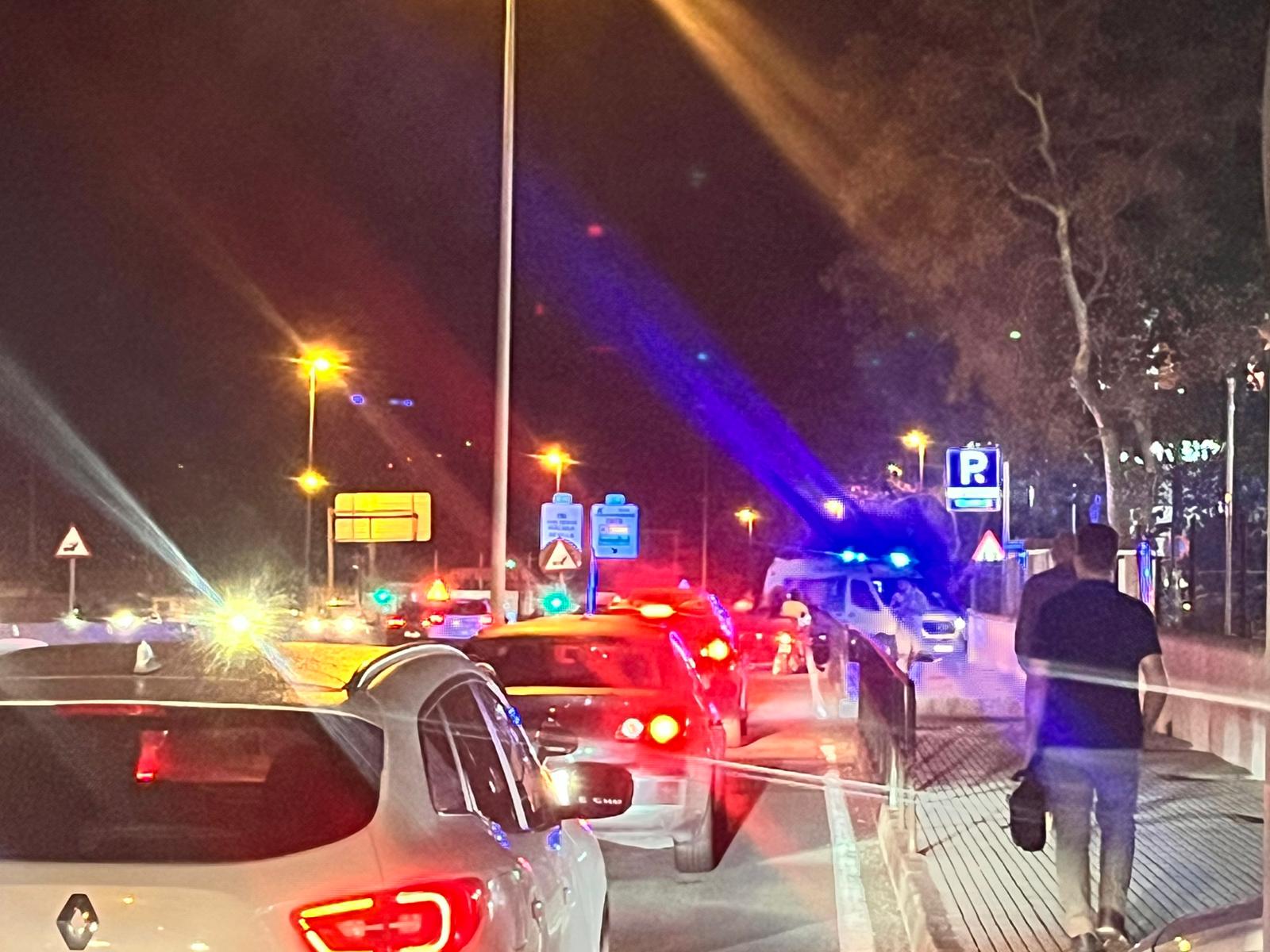 Un herido y retenciones en la A-7 tras una colisión entre una moto y un coche en Algeciras