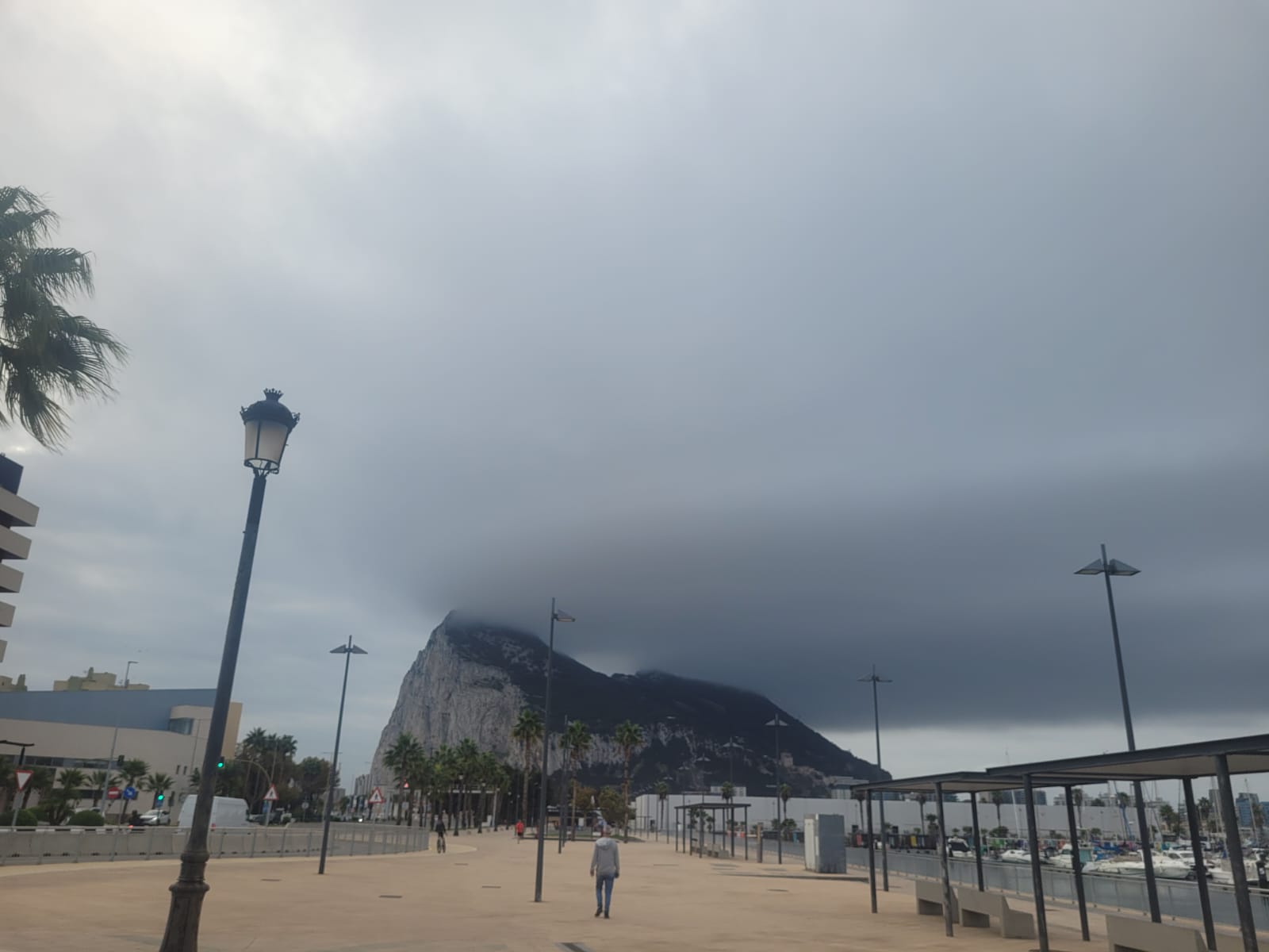 Imagen de Gibraltar desde La Línea en el día de hoy. Cierre de parques y cementerios, entre las medidas adoptadas por los ayuntamientos ante el aviso naranja Imagen de Gibraltar desde La Línea en el día de hoy. Cierre de parques y cementerios, entre las medidas adoptadas por los ayuntamientos ante el aviso naranja