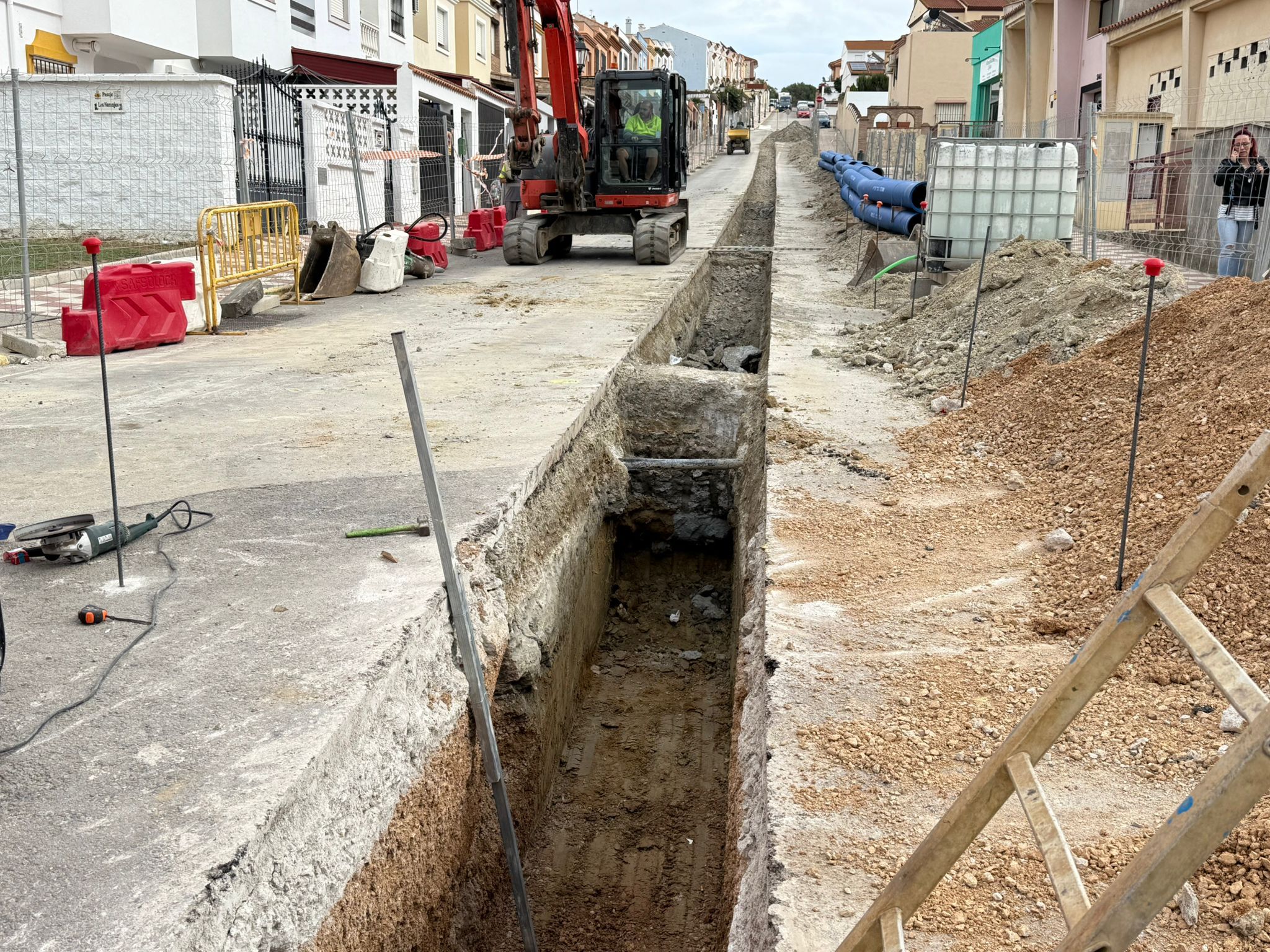 Los Barrios inicia la obra de sustitución de la tubería entre las calles Jacintos y Pinsapos Los Barrios inicia la obra de sustitución de la tubería entre las calles Jacintos y Pinsapos