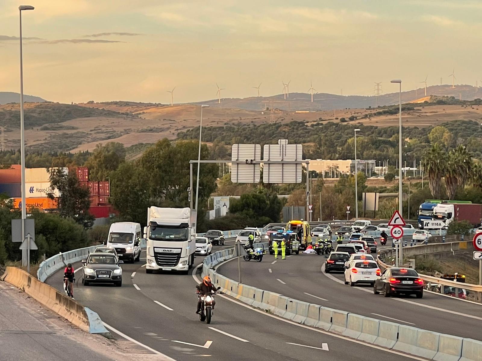 Un accidente en la salida norte de Algeciras deja un motorista herido. Foto: S. F. Un accidente en la salida norte de Algeciras deja un motorista herido. Foto: S. F.
