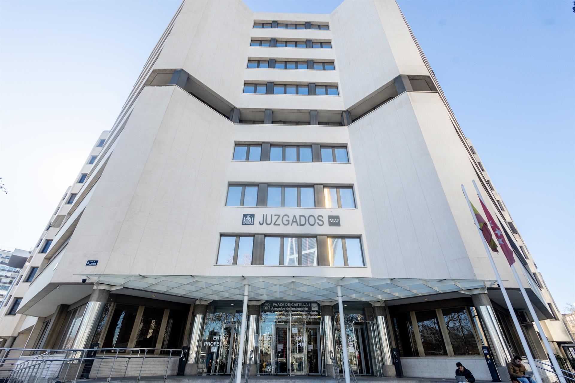 A juicio un teniente general de la Guardia Civil y un empresario por el 'caso cuarteles', que afecta a Algeciras A juicio un teniente general de la Guardia Civil y un empresario por el 'caso cuarteles', que afecta a Algeciras