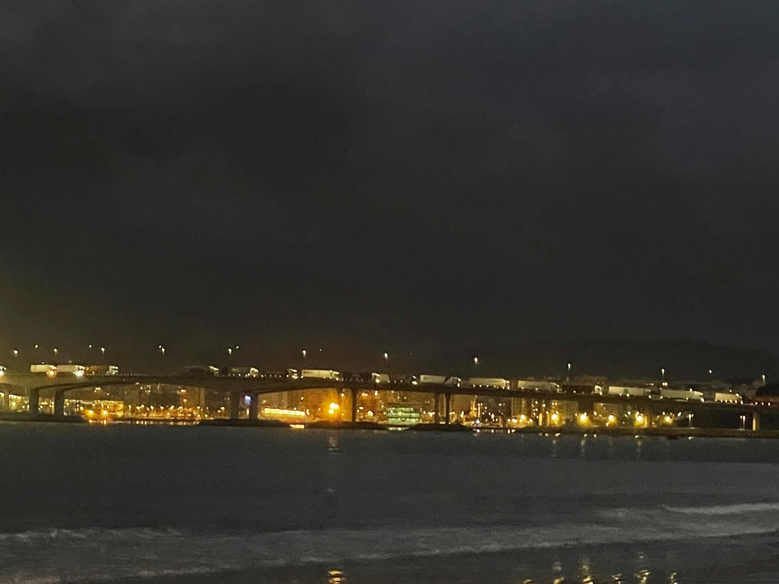 Imagen de camiones en el Puerto Bahía de Algeciras. Titular: Unos 200 camiones, bloqueados en el Puerto de Algeciras por un fallo informático de Aduanas de Francia