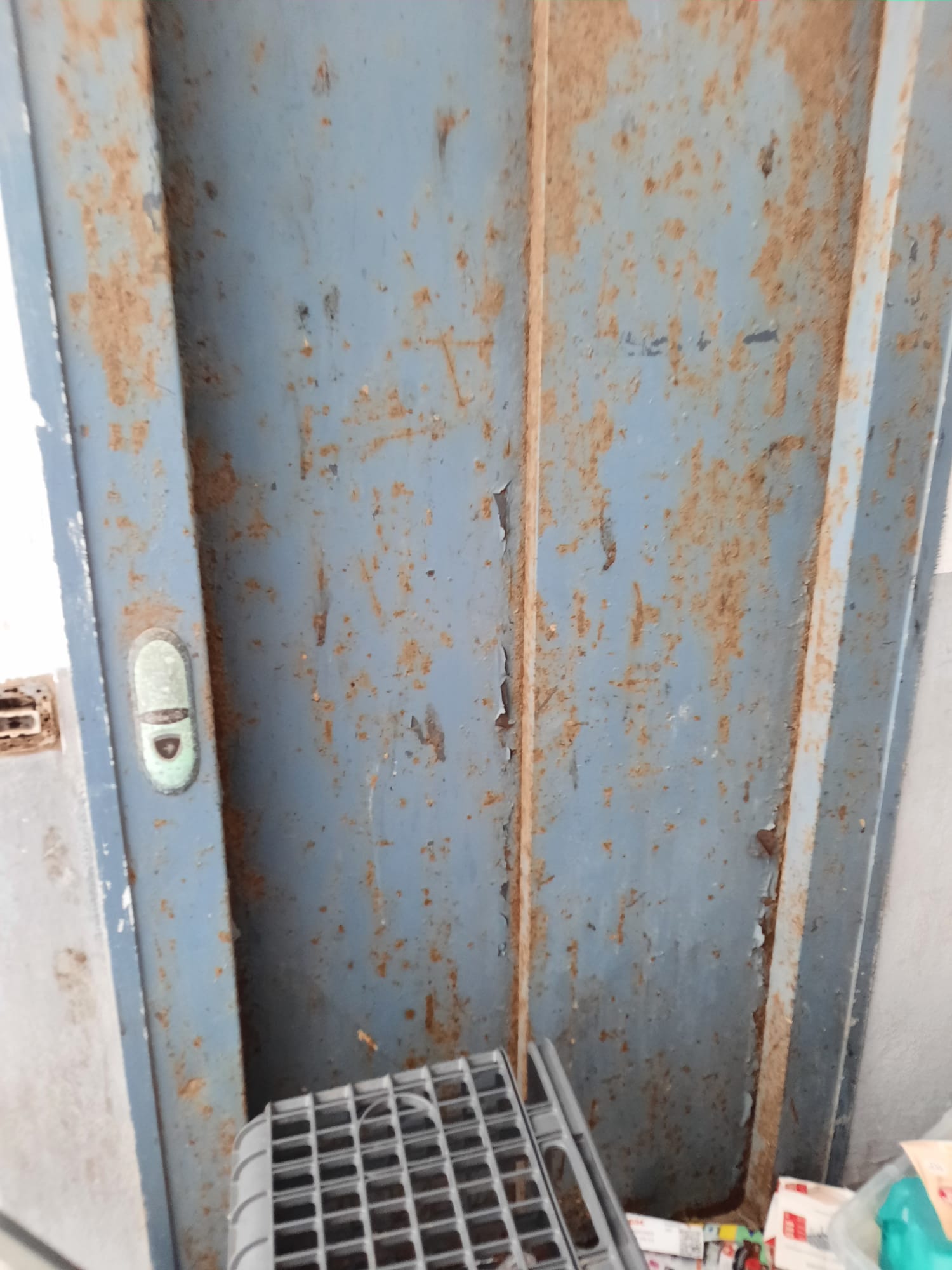 Vecinos de la Avenida Las Caracolas de Puente Mayorga denuncian el abandono de su bloque de viviendas