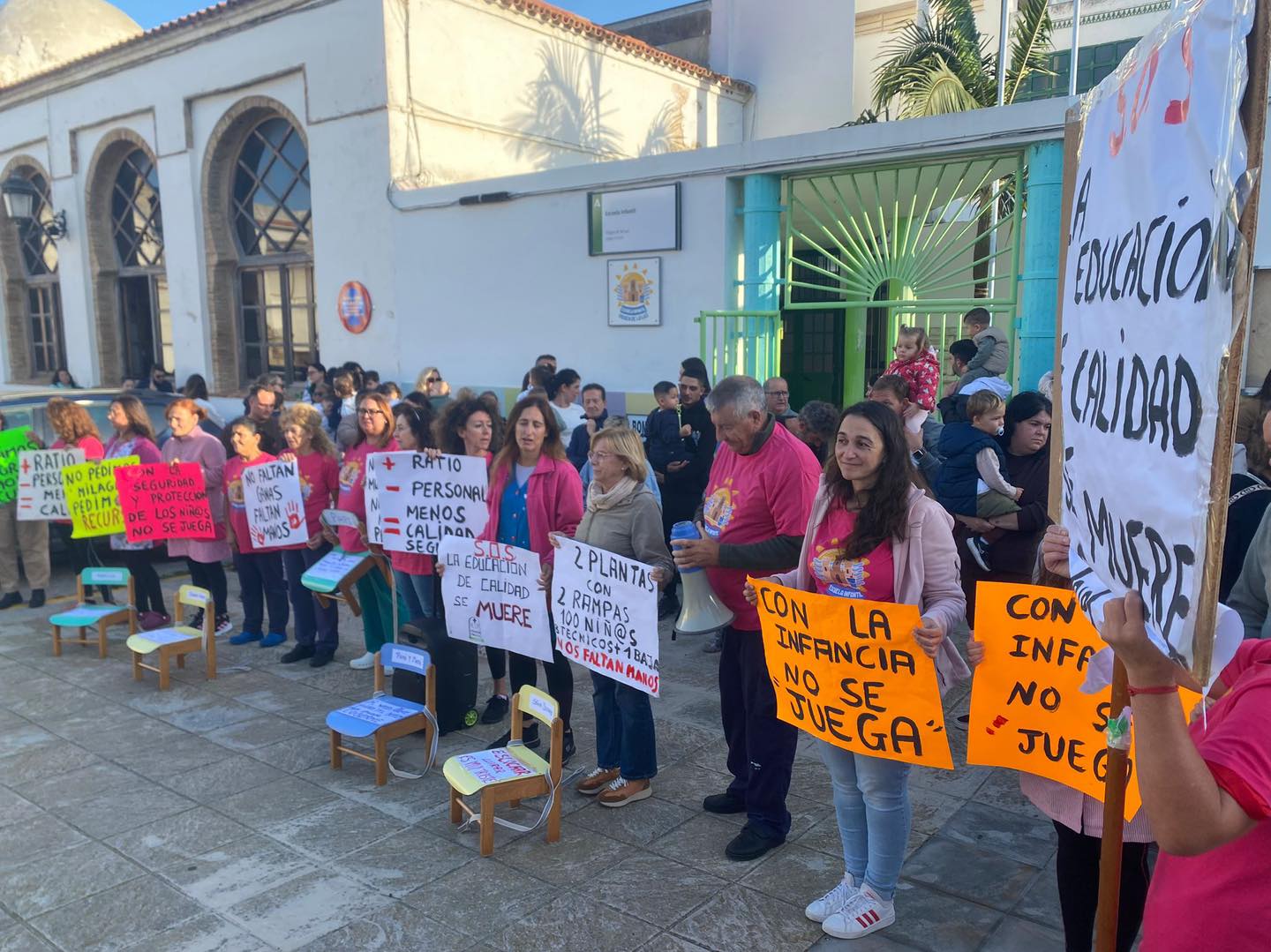 Familiares del colegio Nuestra Señora de la Luz se concentran por "un comedor digno y seguro" . Foto: PSOE Tarifa. 