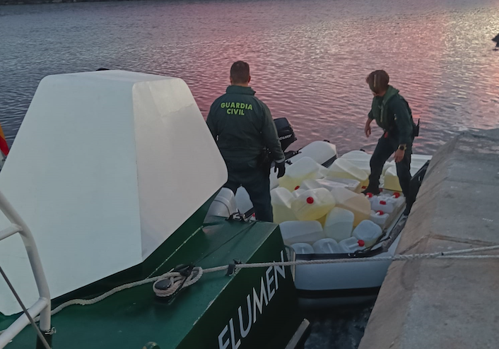 Pillan a tres personas en La Línea que intentaban suministrar combustible a una narcolancha