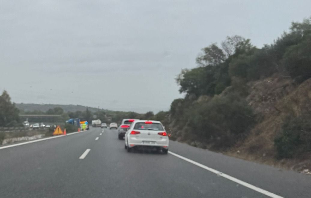 Imagen de la A-7 con el camión accidentado al final de la fotografía. 