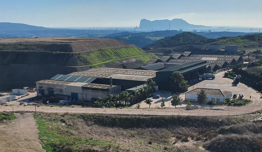 El vertedero de residuos no peligrosos y estabilizados de Gamasur Campo de Gibraltar S.L., en el Complejo Medioambiental Sur de Europa en Los Barrios
