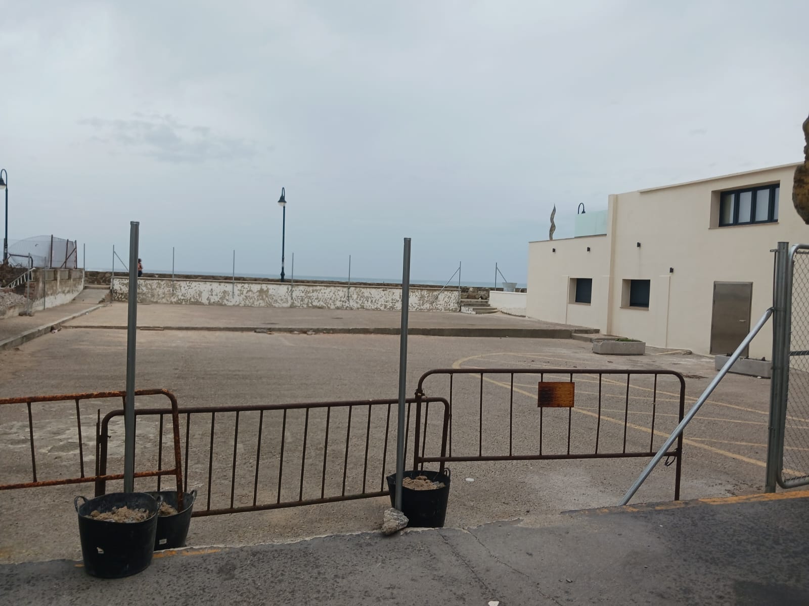 Imagen de la antigua parcela del Ministerio de Defensa situada junto al barrio Don Juan de Austria, frente al paseo marítimo. La plataforma 'Tarifa No Se Vende' pide explicaciones por el cierre de un acceso a la playa de Los Lances