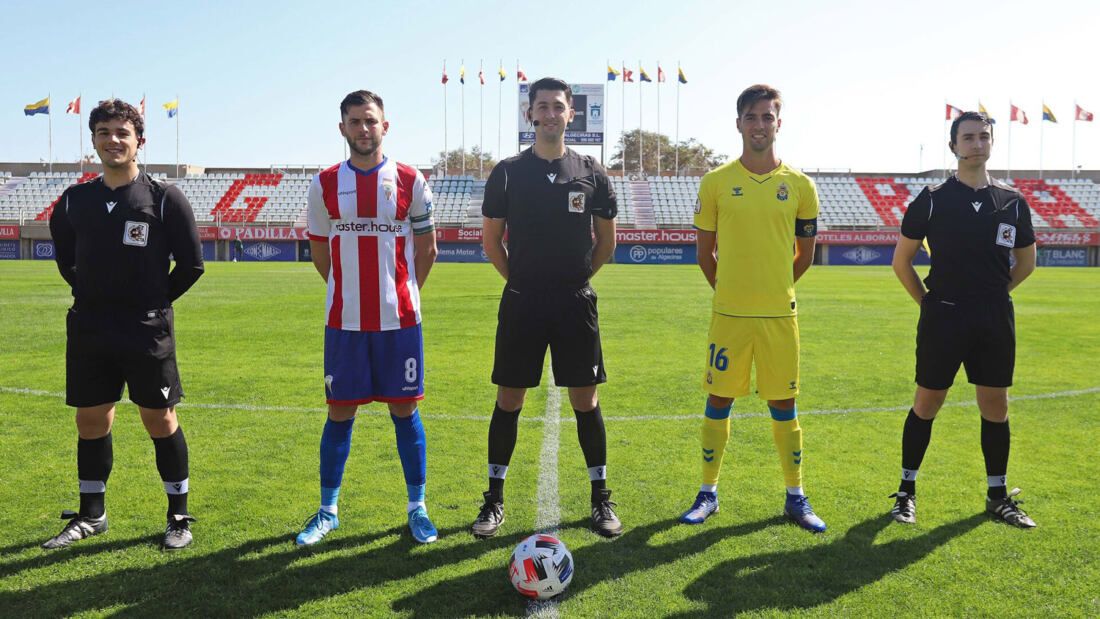 El colegiado Madrid Martínez, junto a sus ayudantes y los capitanes de Algeciras CF y Las Palmas Atlético/Foto: Juan Carlos González Vázquez