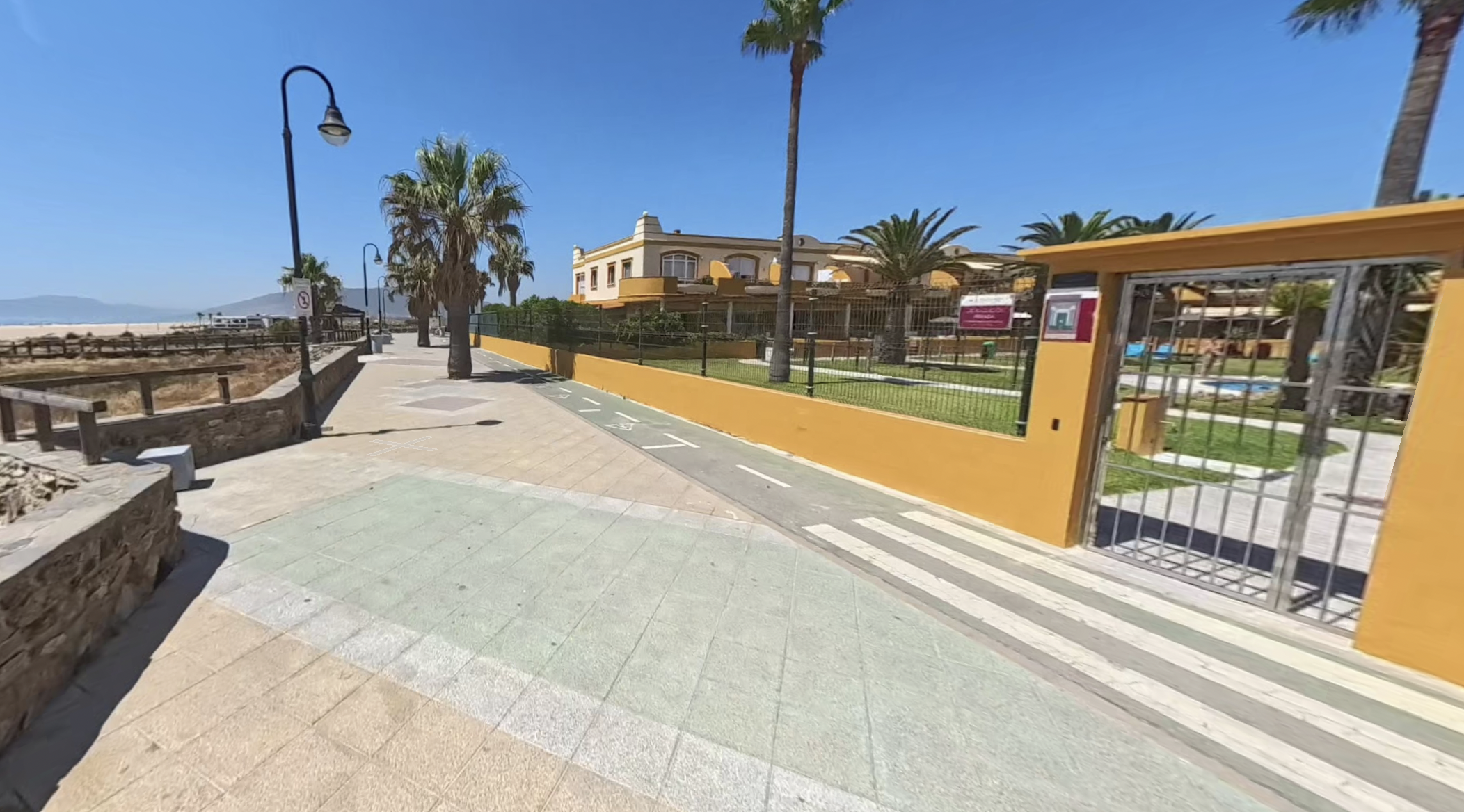 Un kitesurfista es trasladado al hospital tras chocar contra una vivienda en Tarifa Un kitesurfista es trasladado al hospital tras chocar contra una vivienda en Tarifa