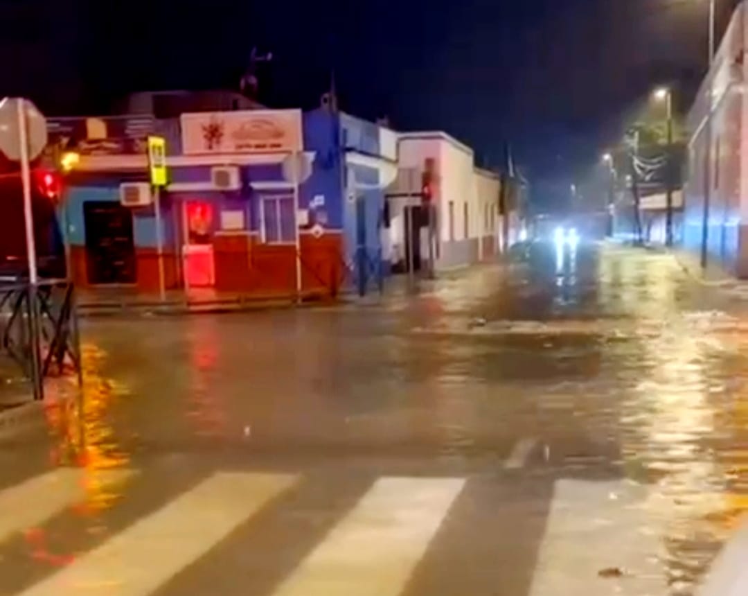 Cruce de El Rinconcillo inundado. El PSOE exige a Landaluce una “limpieza urgente” de imbornales tras las inundaciones en Algeciras Cruce de El Rinconcillo inundado. El PSOE exige a Landaluce una “limpieza urgente” de imbornales tras las inundaciones en Algeciras