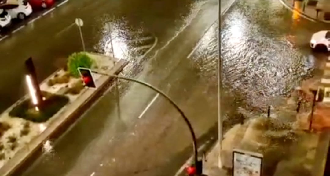 "Parece que el PSOE desea que la ciudad se inunde porque queda claro que no quieren nada bueno para Algeciras y que, por tanto, no quieren a Algeciras", declara el delegado de Emalgesa "Parece que el PSOE desea que la ciudad se inunde porque queda claro que no quieren nada bueno para Algeciras y que, por tanto, no quieren a Algeciras", declara el delegado de Emalgesa