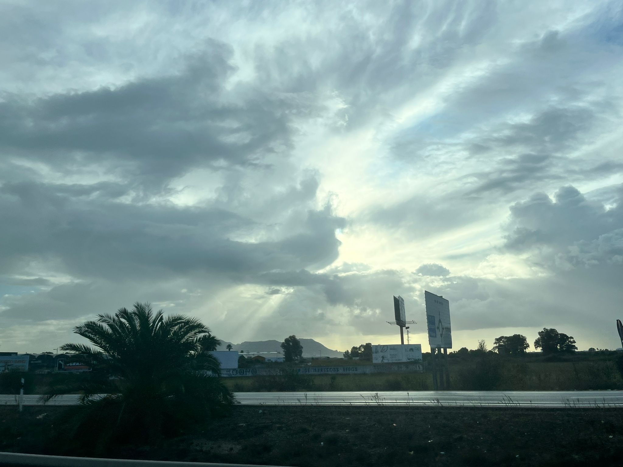 Imagen de los cielos de la comarca esta mañana. Aviso amarillo este lunes en el Campo de Gibraltar por lluvias