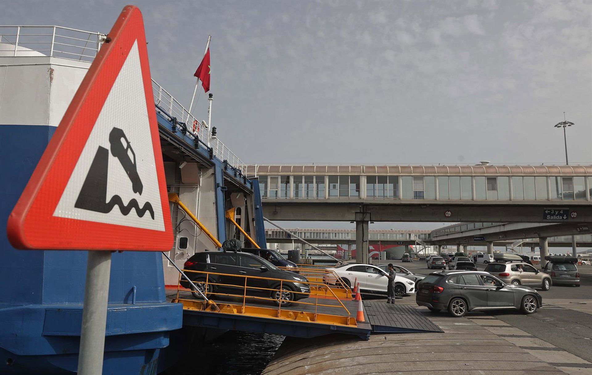 Numerosos vehículos salen del ferry para cruzar la frontera en el puerto de Algeciras. - Nono Rico (Europa Press) - Europa Press - Archivo