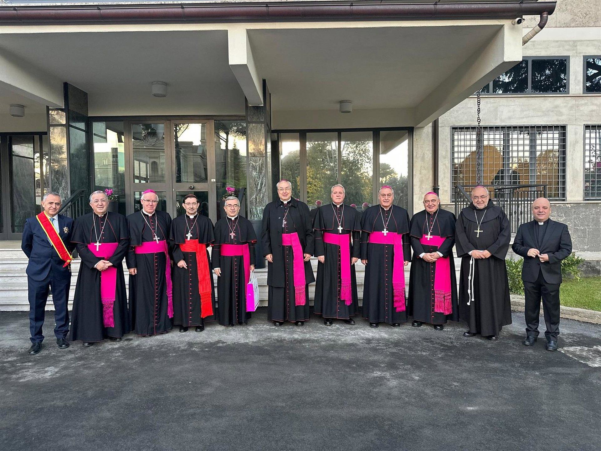 Los obispos de la Comisión Ejecutiva de la Conferencia Episcopal Española antes de reunirse con el Papa León XIV. - CEE
