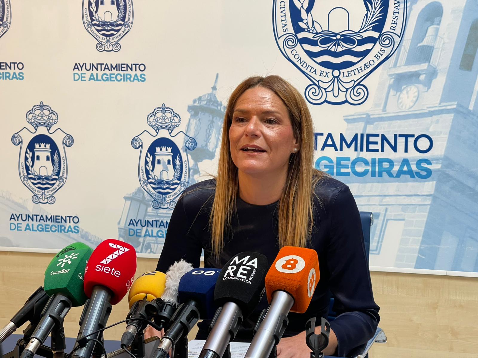 La concejala de Hacienda celebra que el Ayuntamiento vaya a "eliminar el lastre de la deuda bancaria". Foto de María Solanes en la rueda de prensa, por S.F. / 8Directo