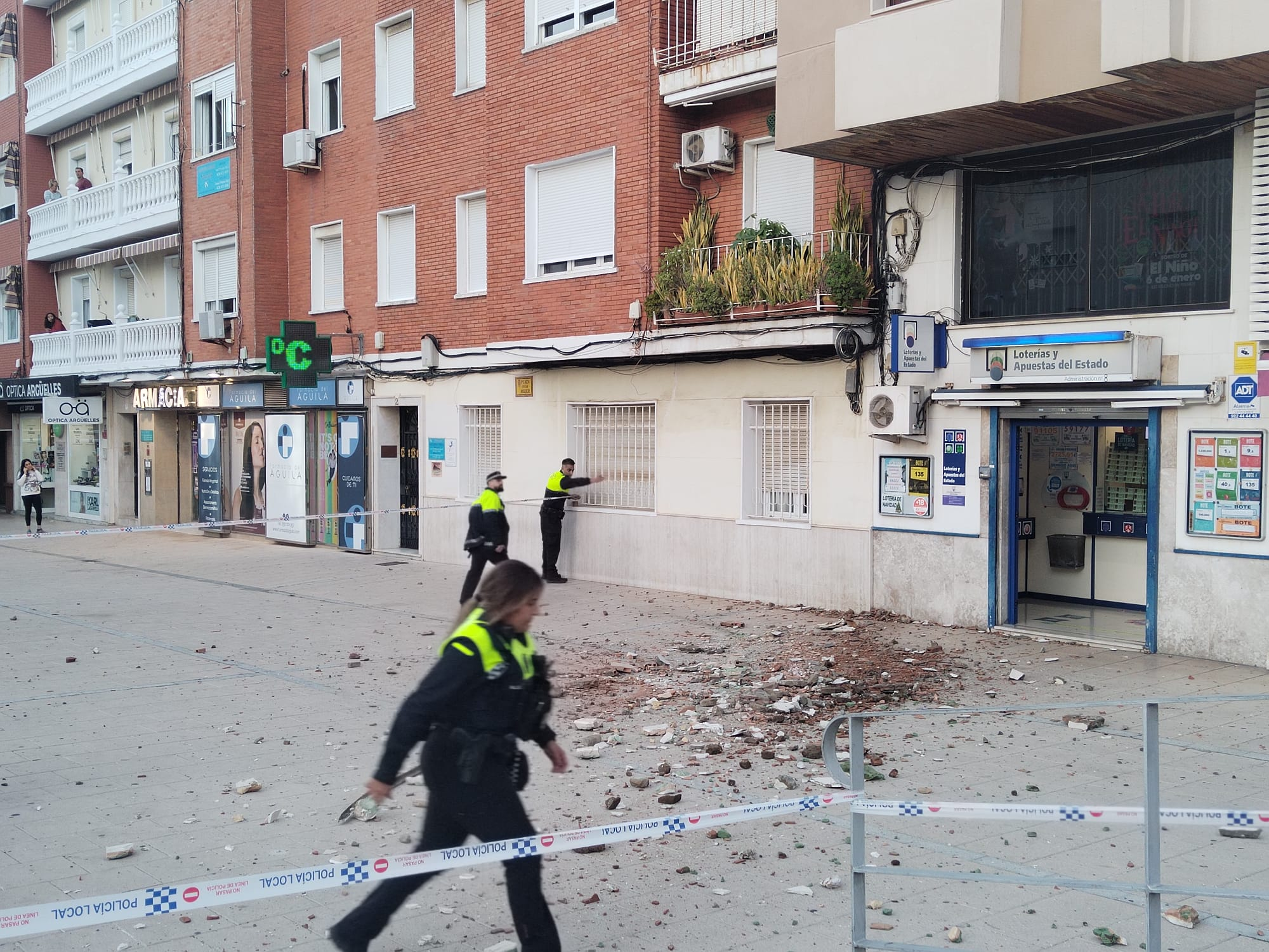 Caída de una cornisa frente al ambulatorio de la Plaza de la Mujer en Algeciras Caída de una cornisa frente al ambulatorio de la Plaza de la Mujer en Algeciras
