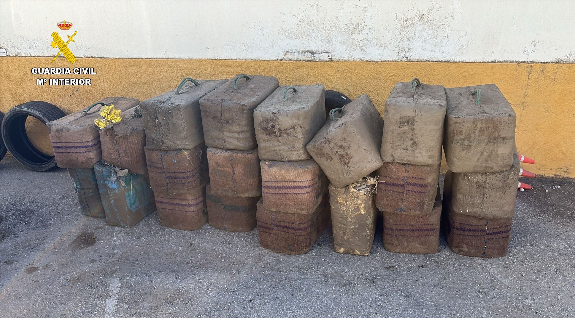 Un hombre intenta huir de la Guardia Civil mientras circulaba con 865 kilos de hachís en la A-381 Un hombre intenta huir de la Guardia Civil mientras circulaba con 865 kilos de hachís en la A-381