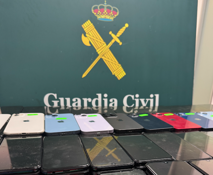 Encuentran 591 móviles ocultos en un doble fondo de una furgoneta en el Puerto de Algeciras