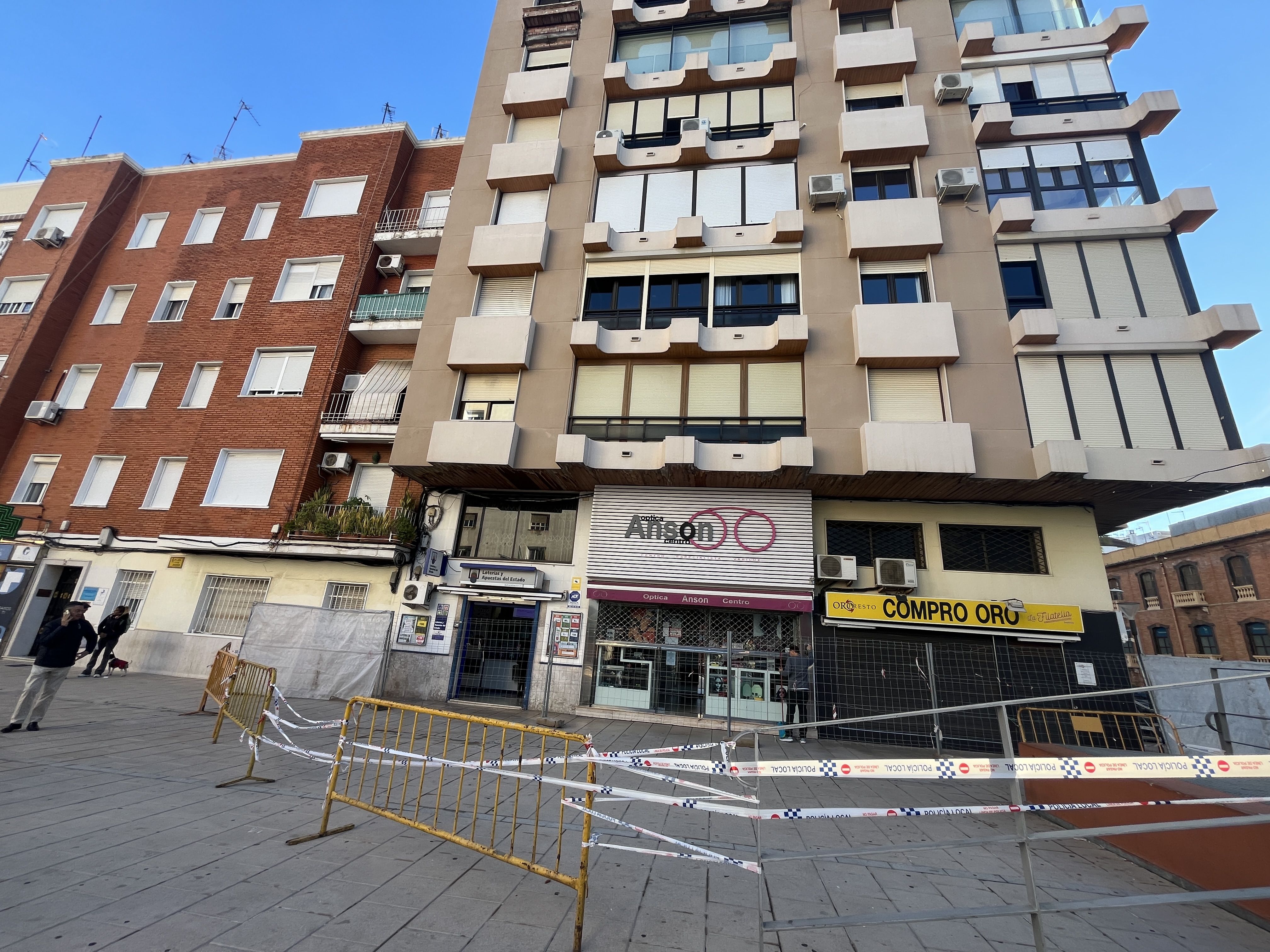 Imagen de la zona acordonada por la caída de la cornisa. 