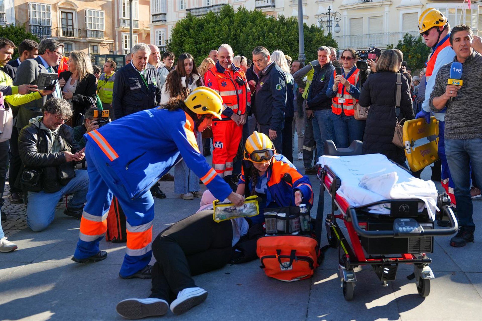 El consejero de Sanidad, Presidencia y Emergencias, Antonio Sanz, observa una escena de rescate desarrollada dentro del simulacro de emergencias Respuesta 25. - Francisco J. Olmo - Europa Press
