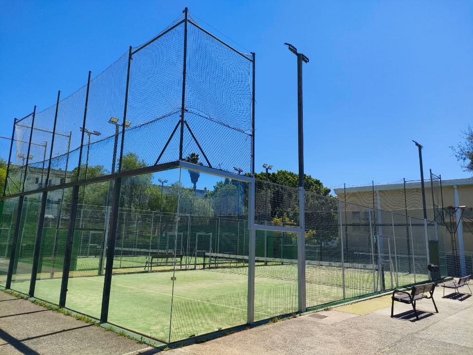 Los Barrios licita la sustitución del césped artificial de las seis pistas de pádel del complejo 'San Rafael'