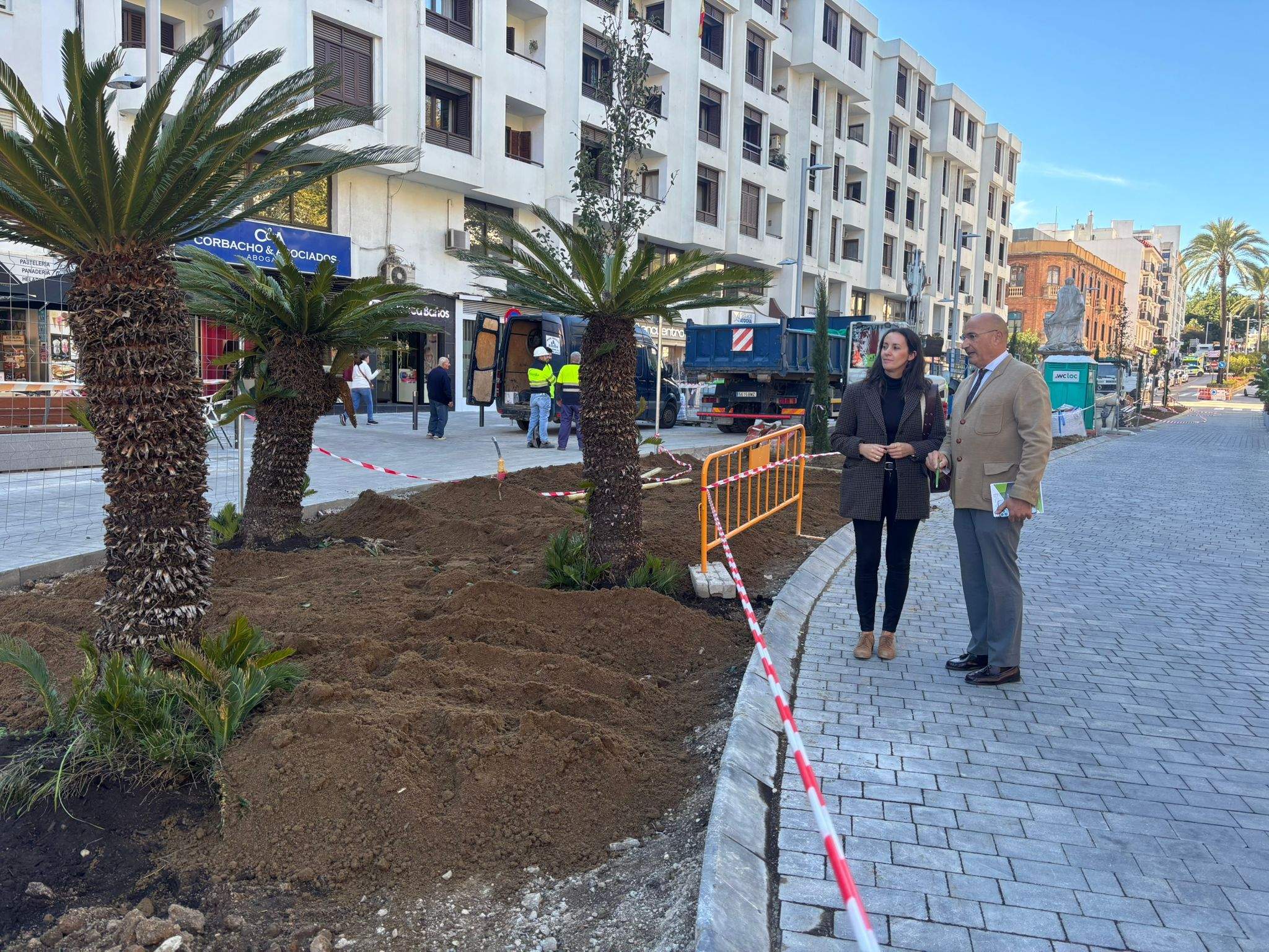 Las obras de la avenida Blas Infante encaran su recta final con labores de jardinería Las obras de la avenida Blas Infante encaran su recta final con labores de jardinería