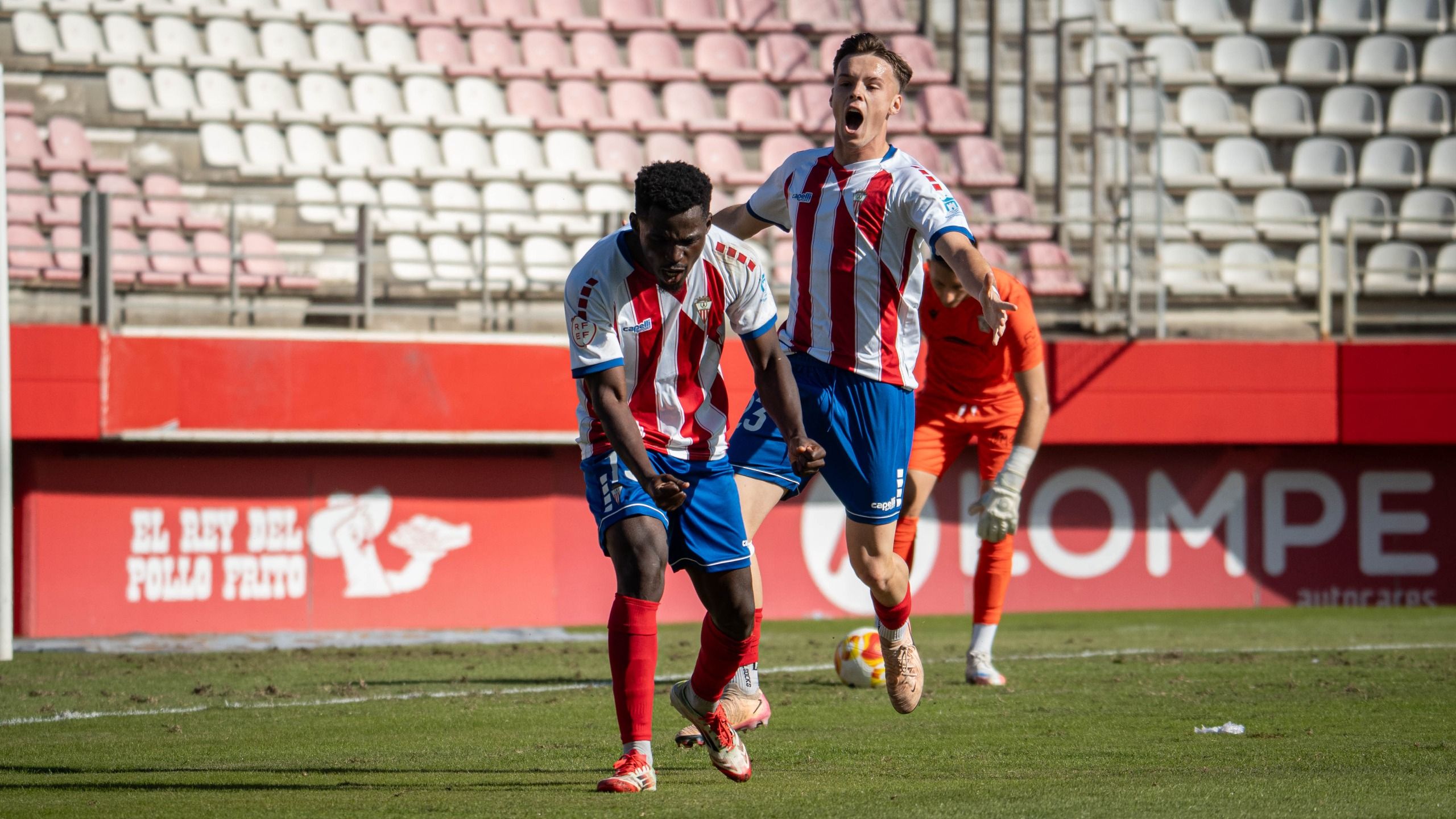 Obeng celebra con rabia su golazo, el 2-0. Titular: (3-0) El Algeciras escala con la victoria más clara de la temporada. Foto: Samu Maza. 