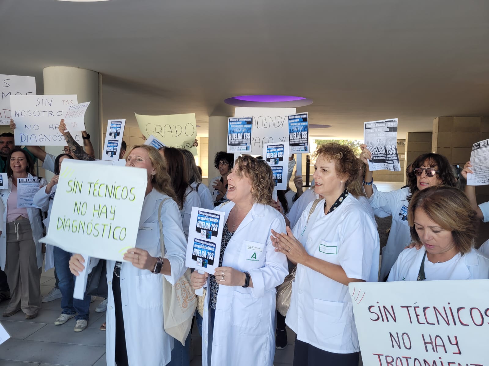 Imagen de archivo de los técnicos sanitarios de La Línea en una concentración. Los técnicos sanitarios del hospital Punta de Europa vuelven a concentrarse este miércoles 26 de noviembre Imagen de archivo de los técnicos sanitarios de La Línea en una concentración. Los técnicos sanitarios del hospital Punta de Europa vuelven a concentrarse este miércoles 26 de noviembre