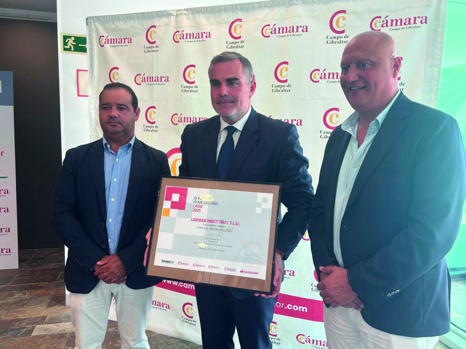 Samuel y Javier Barberán y Javier Villahermosa (centro), con el Premio Mejor Pyme Cádiz 2025 para Laribar. | G.B.