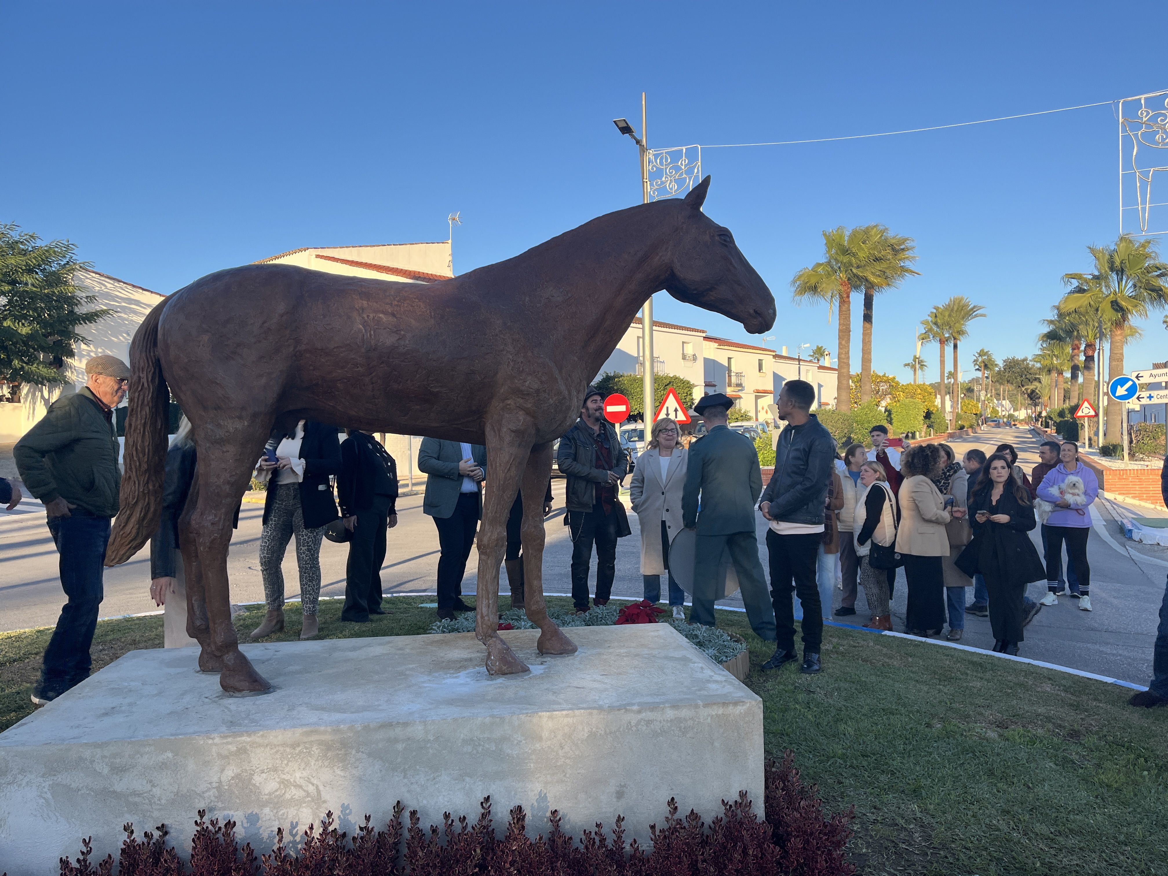 Imagen del monumento al caballo tras ser inaugurado. Castellar recupera el monumento al caballo, todo un punto de referencia para el municipio