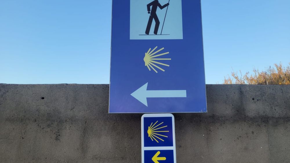 Cártel que indica el fin de la ruta urbana de la Vía Serrana en La Línea.