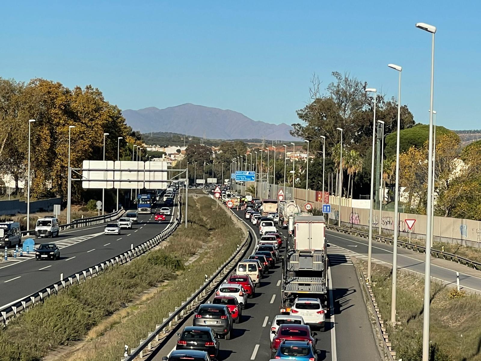 El colapso provocado por un accidente en la A-7 vuelve a demostrar la necesidad de un tercer carril, según Landaluce