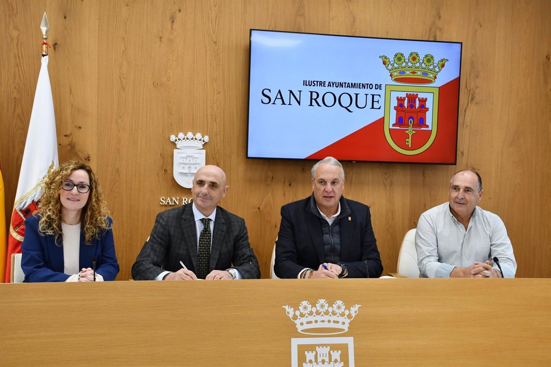 El alcalde de San Roque, Juan Carlos Ruiz Boix, y el responsable de la Fundación Moeve en Andalucía, Jesús Velasco. - AYUNTAMIENTO DE SAN ROQUE