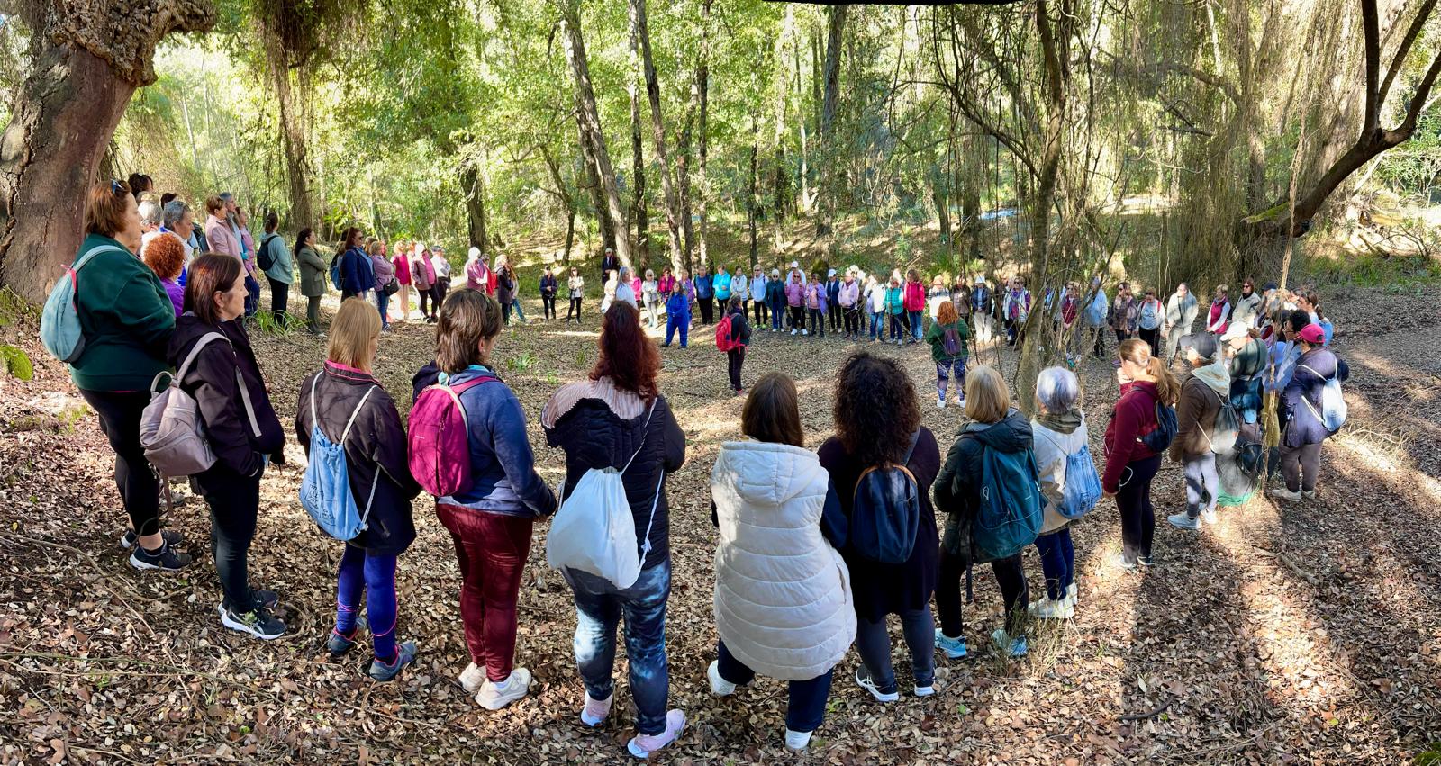 Más de 120 mujeres de la comarca conmemoran el 25N con una ruta senderista