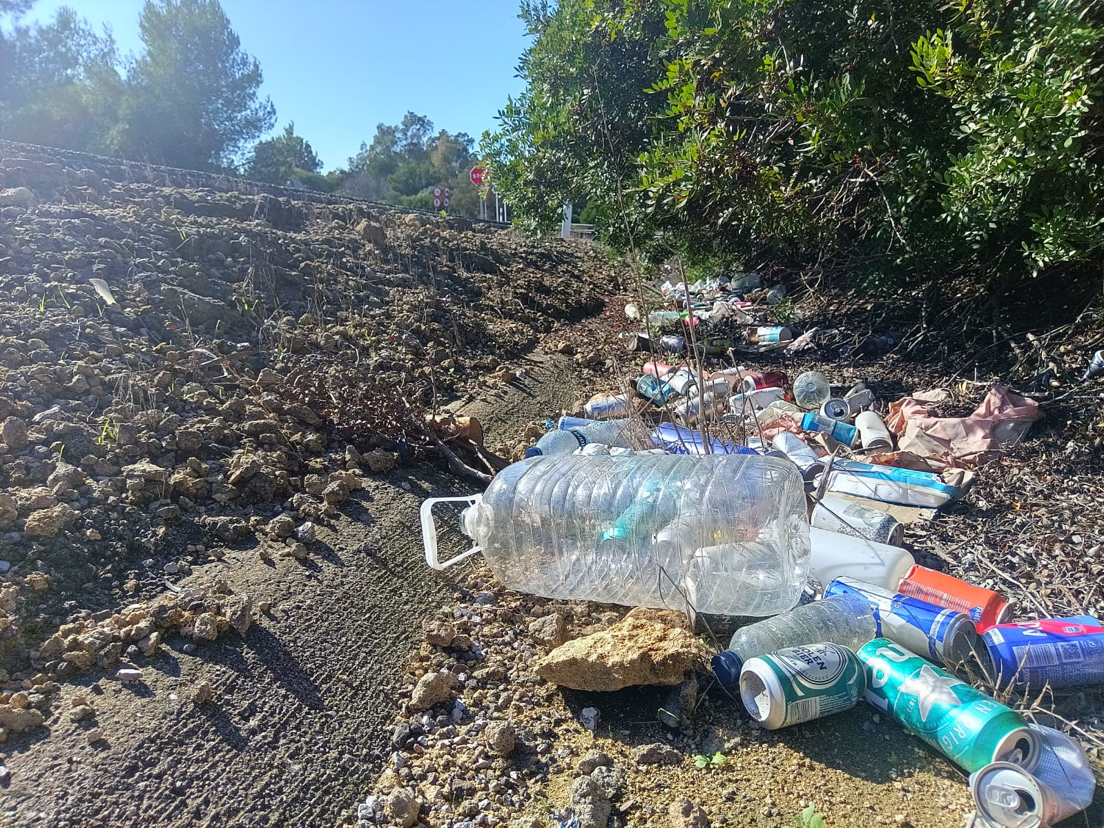Denuncian ante la Fiscalía de Medio Ambiente la acumulación de residuos plásticos en las carreteras españolas