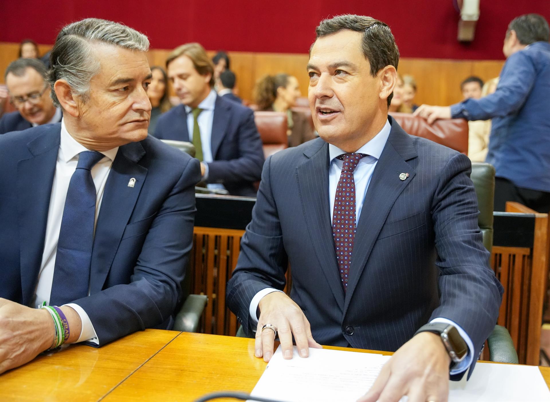 El presidente de la Junta de Andalucía, Juanma Moreno (d), junto al consejero de Sanidad, Presidencia y Emergencias, Antonio Sanz (i). - María José López - Europa Press