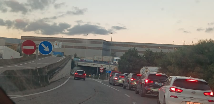 Trasladado al hospital Punta Europa de Algeciras un motorista herido tras un incidente en la A-7