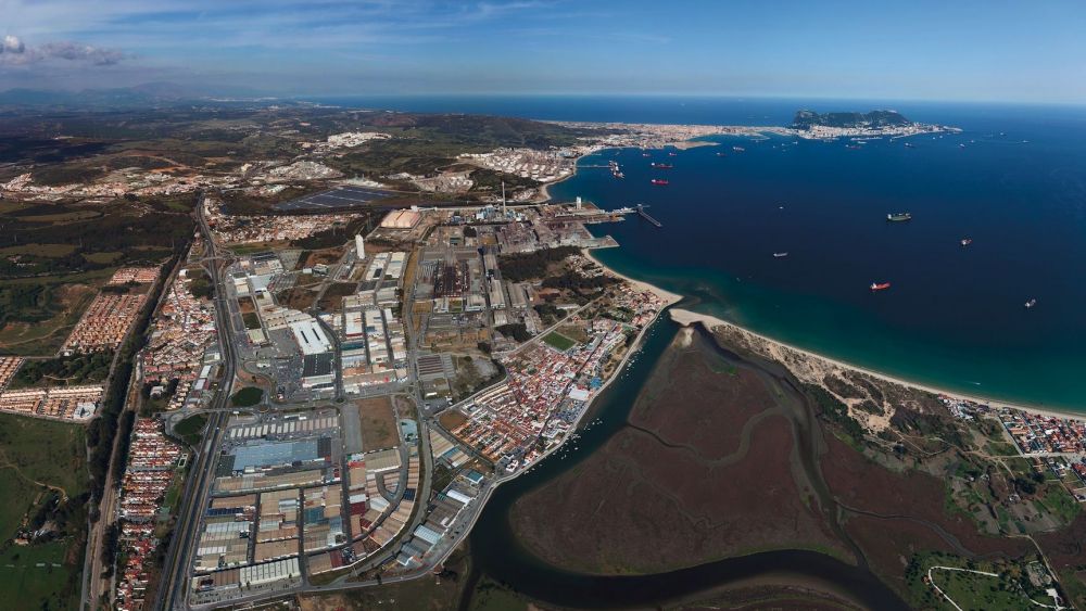 Vista aérea del polígono Guadacorte, la bahía y el peñón de Gibraltar. | Guadacorte S.A. Vista aérea del polígono Guadacorte, la bahía y el peñón de Gibraltar. | Guadacorte S.A.