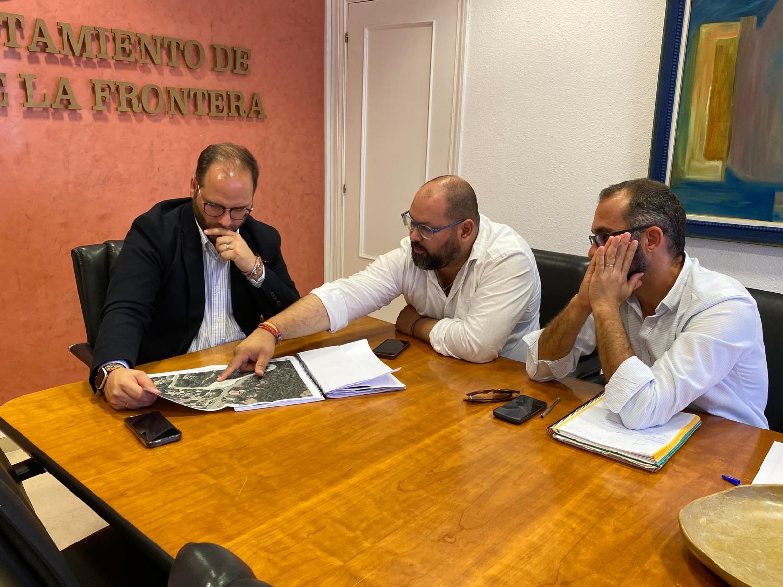 Javier Bello muestra el estudio al alcalde de Castellar. Diputación invierte más de 200.000 euros para mejorar cuatro tramos de la carretera Almoraima-Castellar