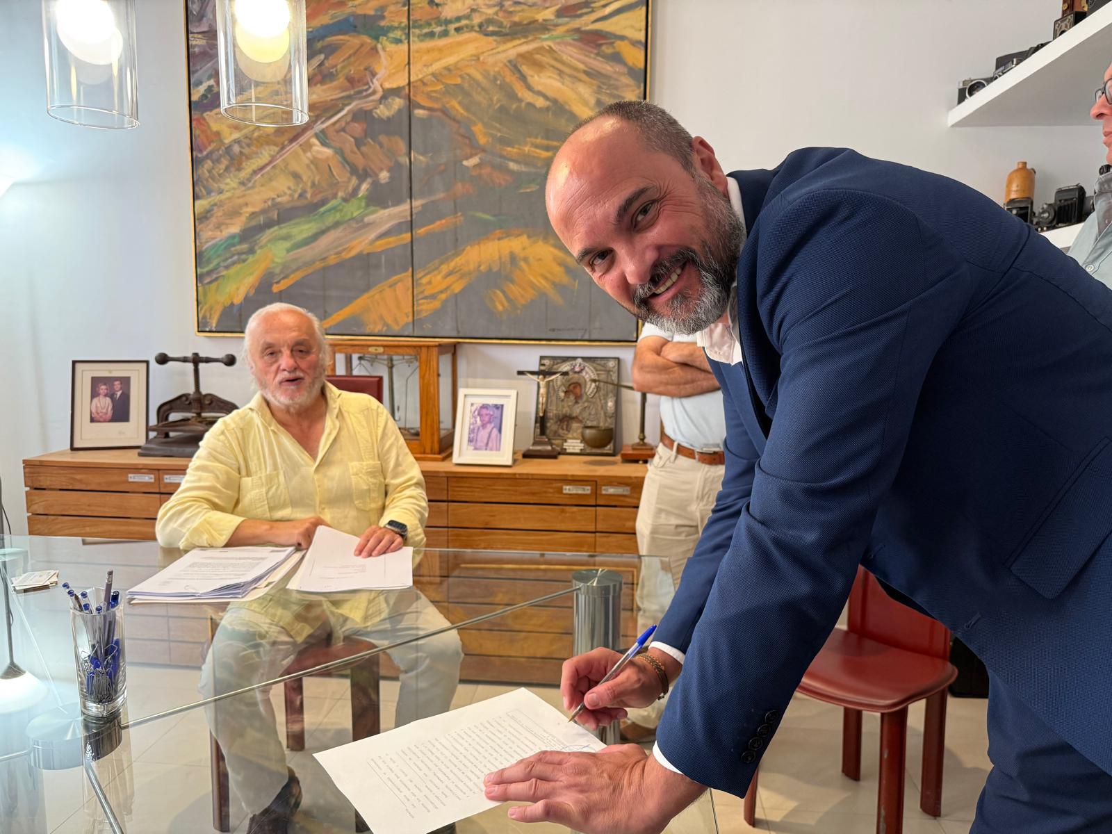 El alcalde, Miguel Alconchel, firma la compra por el Ayuntamiento del edificio de la antigua ermita de San Isidro