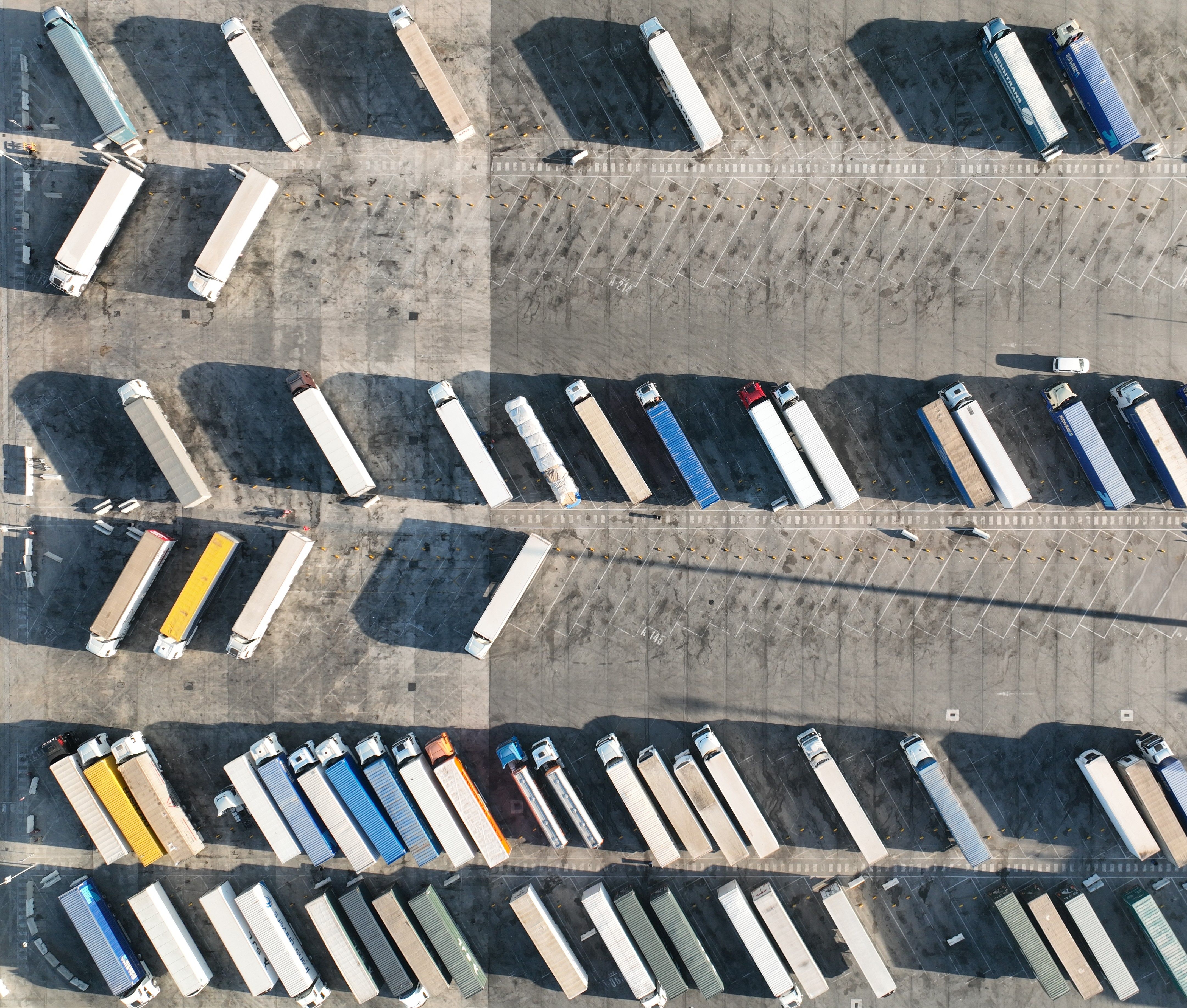 Camiones en el Puerto de Algeciras. La APBA activa el 9 de diciembre el Servicio Unificado de Mercancías por Carretera Camiones en el Puerto de Algeciras. La APBA activa el 9 de diciembre el Servicio Unificado de Mercancías por Carretera