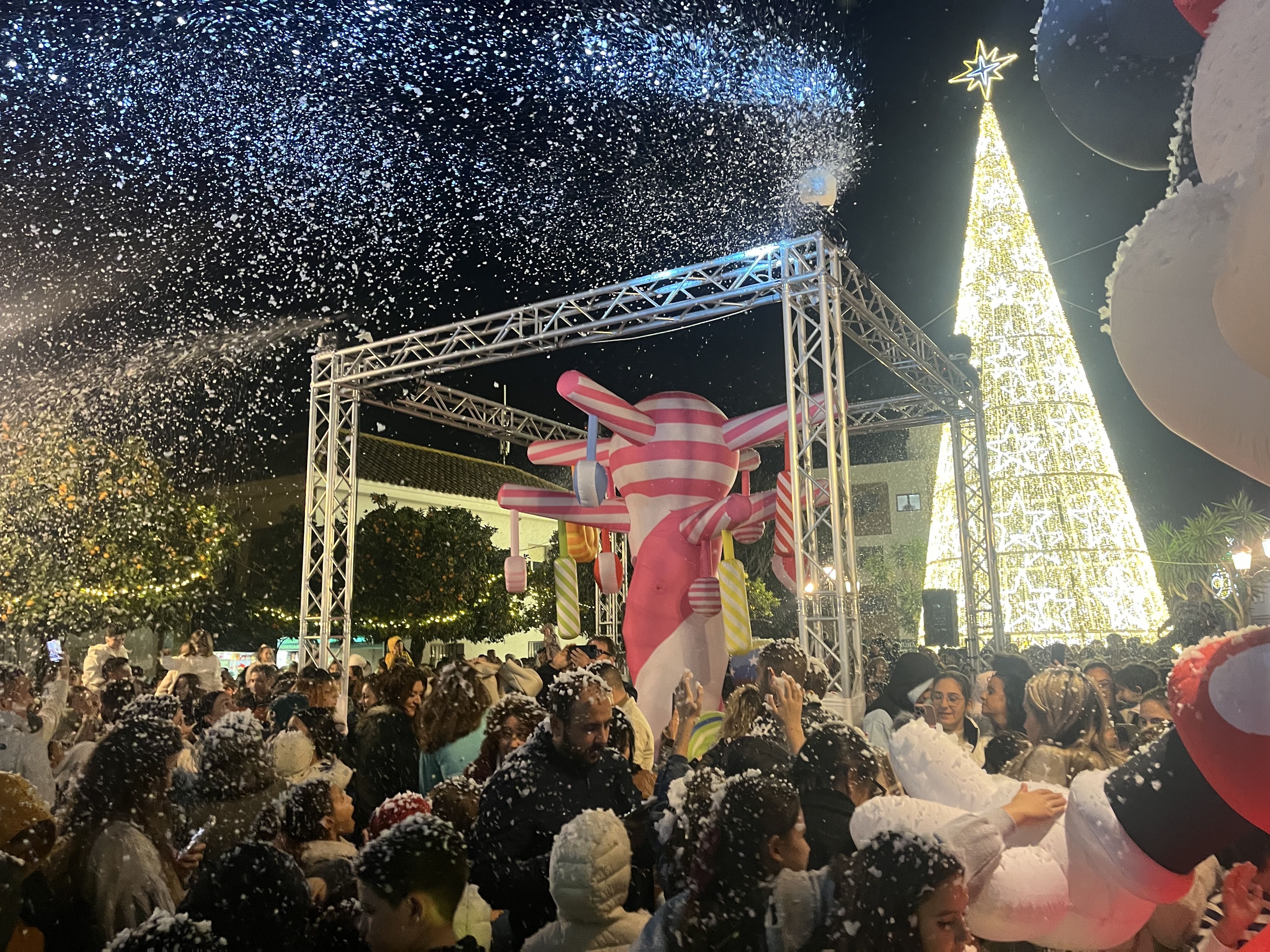 Encendido del alumbrado navideño en Los Barrios. Imagen de 8Directo. La Navidad brilla más que nunca en Los Barrios 