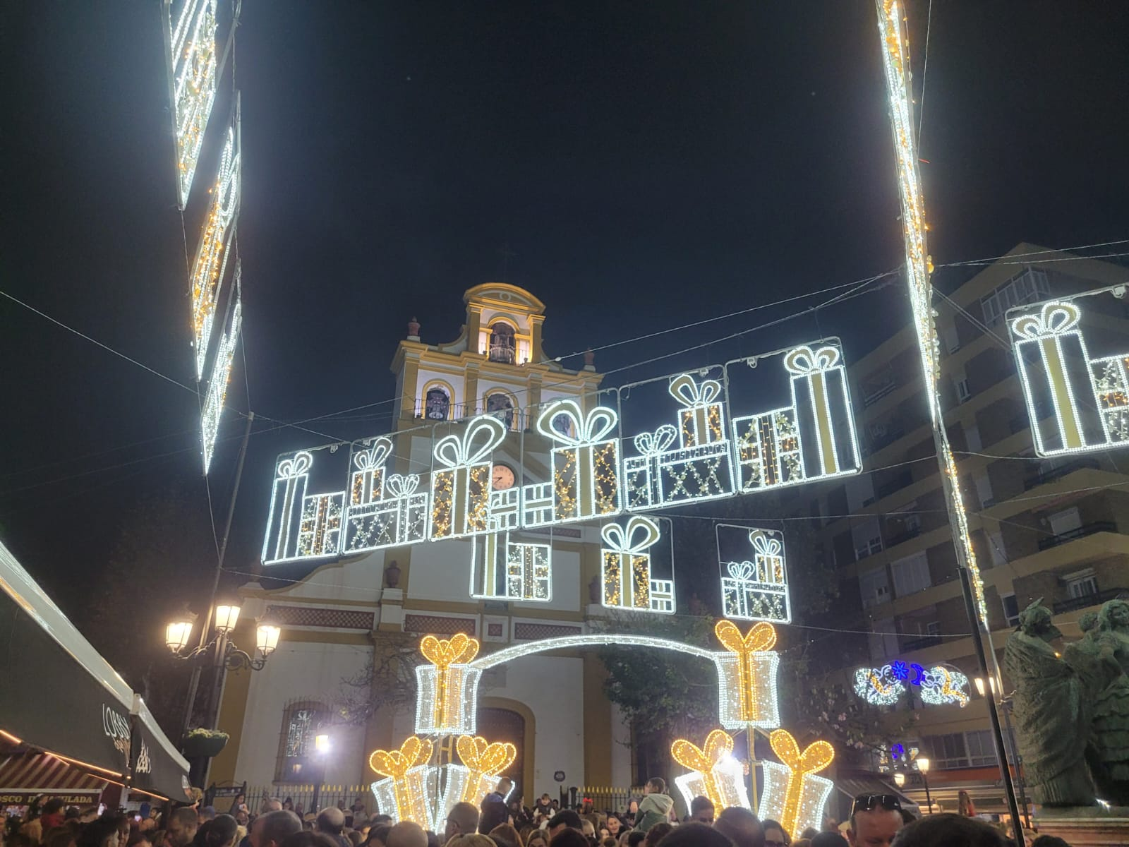 La Línea se ilumina para dar la bienvenida a la Navidad La Línea se ilumina para dar la bienvenida a la Navidad