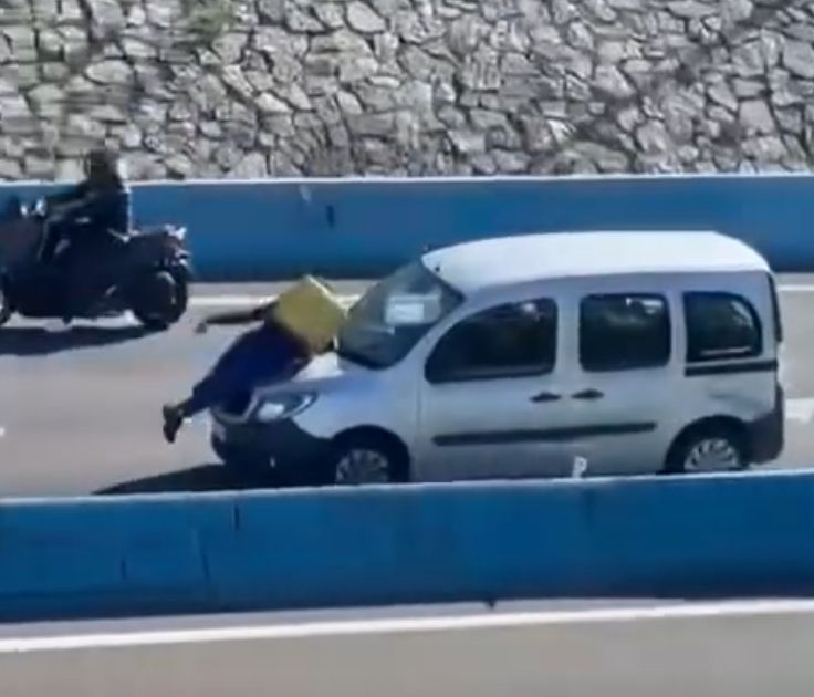 Captura de pantalla del vídeo. Un trabajador de comida a domicilio, ileso tras ser arrollado por una furgoneta en la A-7 de Algeciras Captura de pantalla del vídeo. Un trabajador de comida a domicilio, ileso tras ser arrollado por una furgoneta en la A-7 de Algeciras